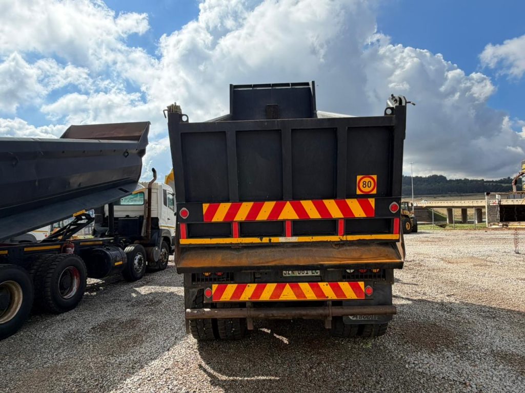 2017 UD CGE 420 TWINSTEER 18 CUBE TIPPER