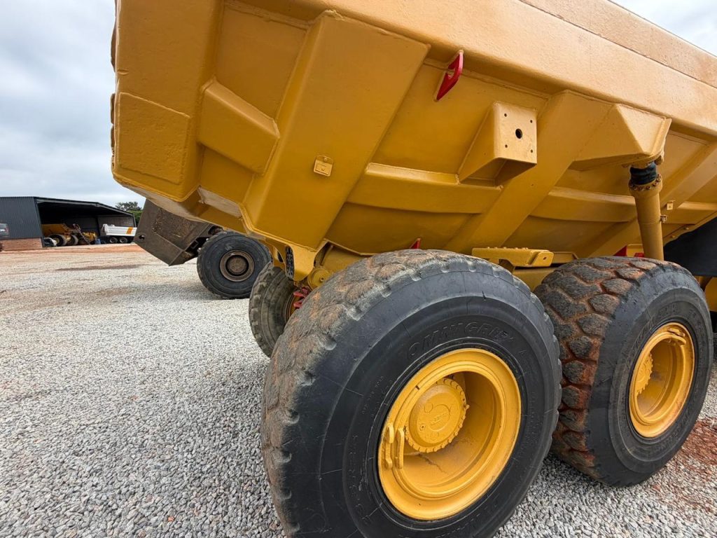 2004 BELL B25D 6X6 ADT