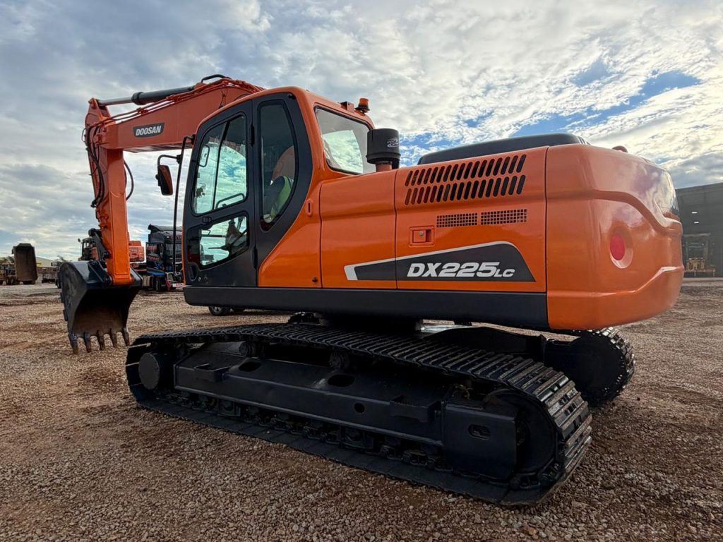 2016 DOOSAN DX225LCA
