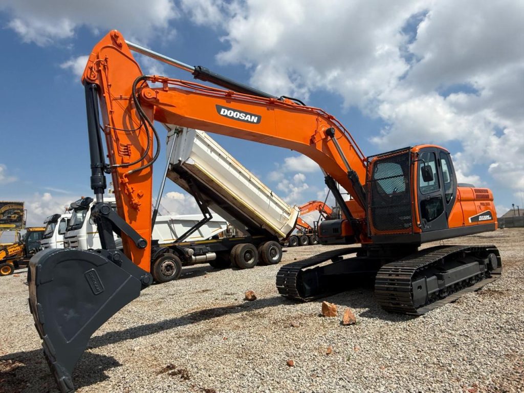 2016 DOOSAN DX225LCA
