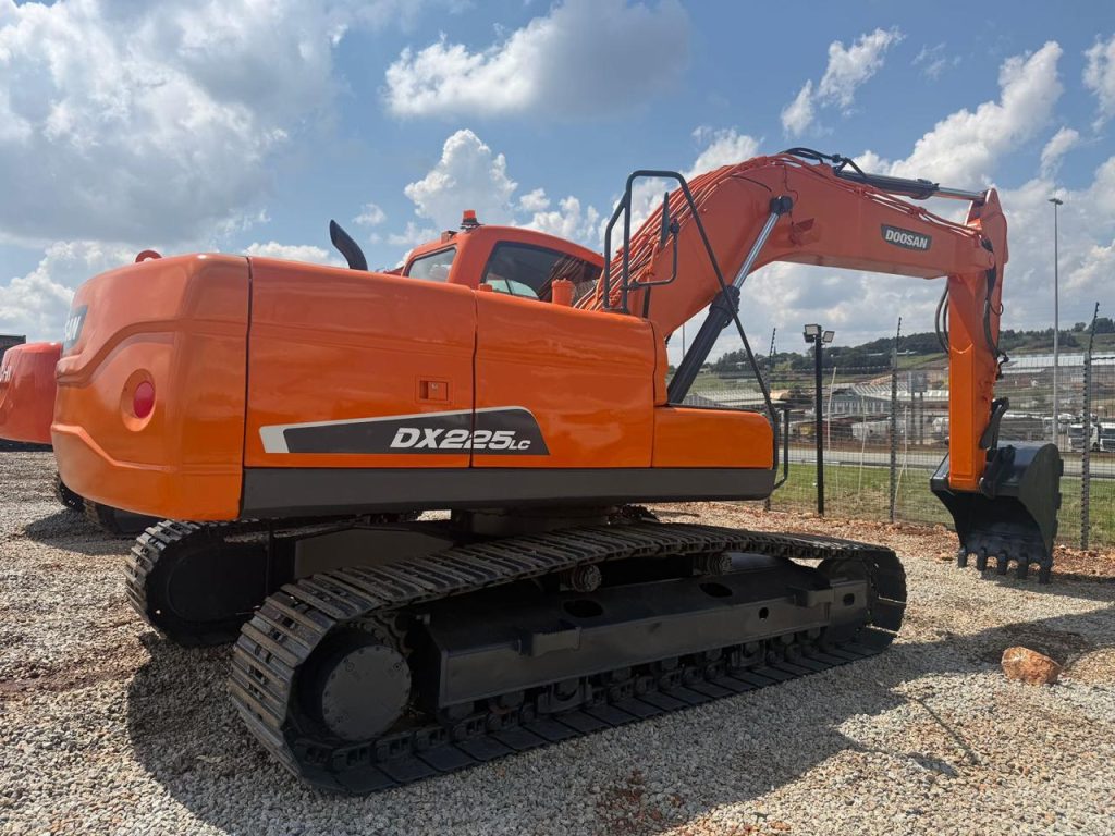 2016 DOOSAN DX225LCA