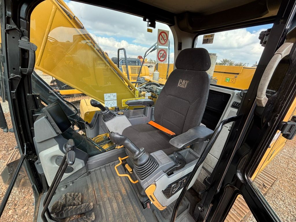 2020 CAT 320 EXCAVATOR