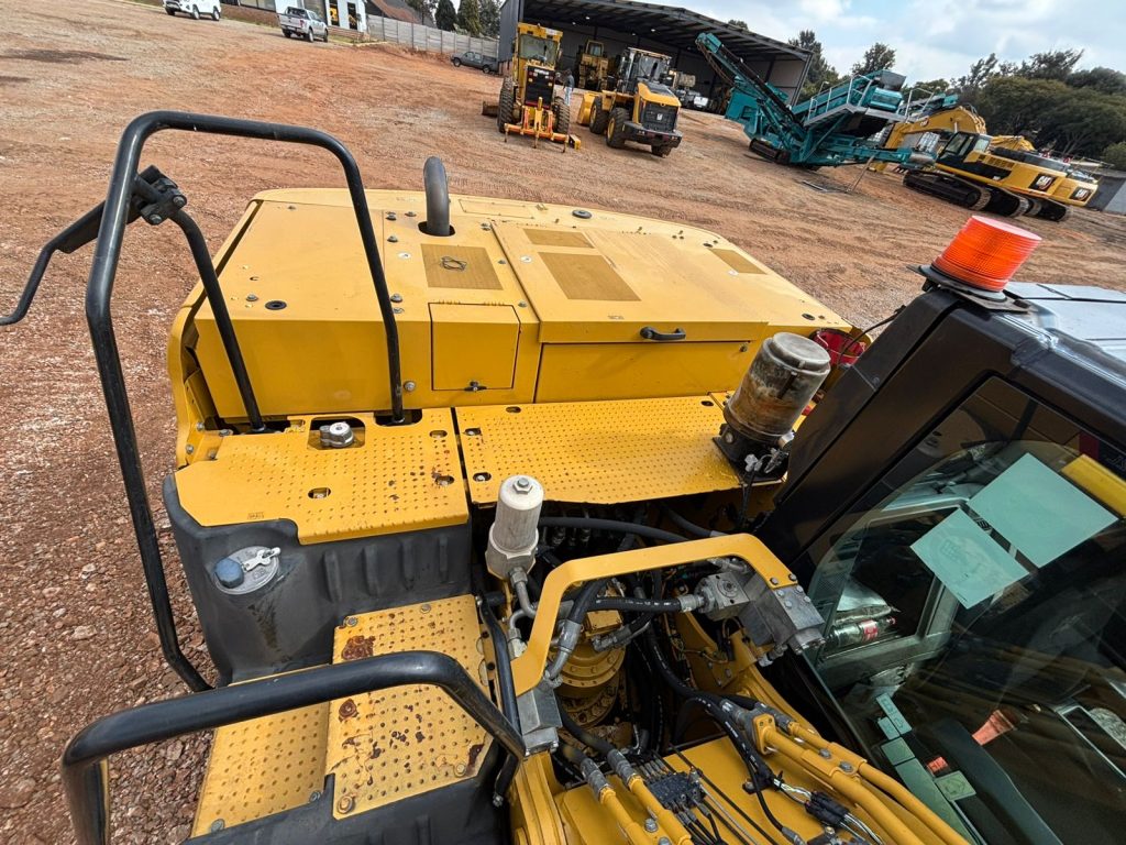 2020 CAT 320 EXCAVATOR